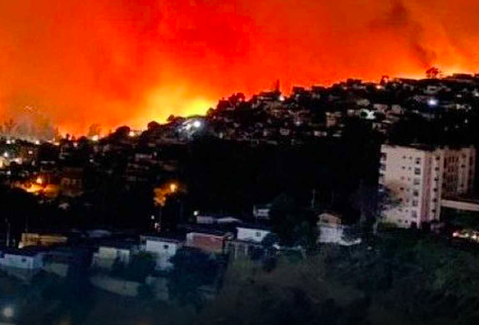 Informe concluye que era inevitable que incendio forestal en Viña llegara a centros urbanos