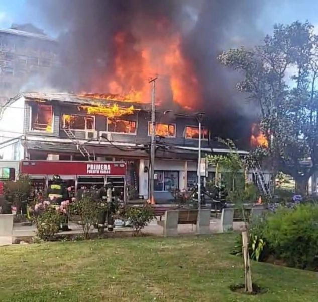 Cuatro fallecidos deja incendio en mall chino de Puerto Varas