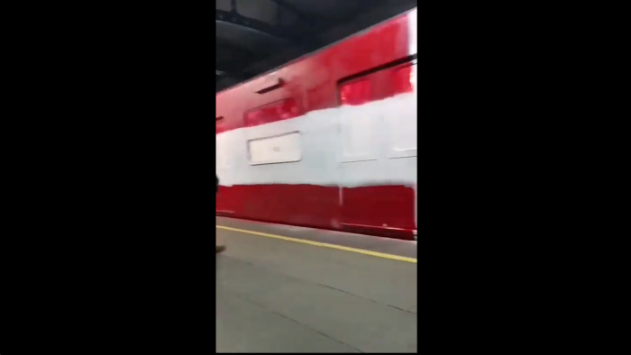 Encapuchados rayan siete vagones de la Línea 5 del Metro con pasajeros en su interior