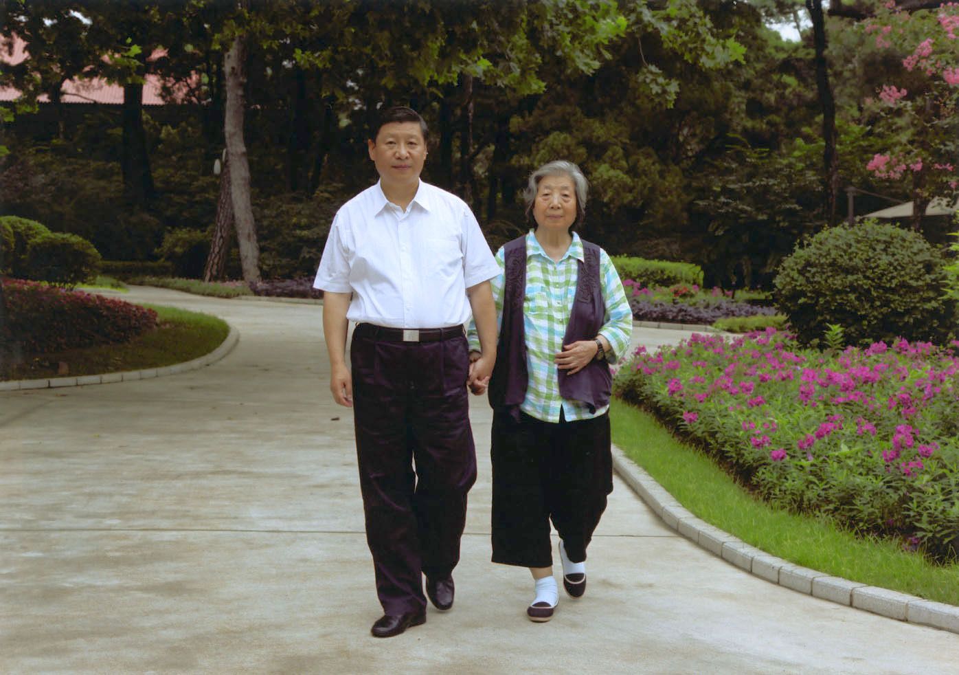  Xi Jinping pasea junto a su madre, Qi Xin. (Xinhua)