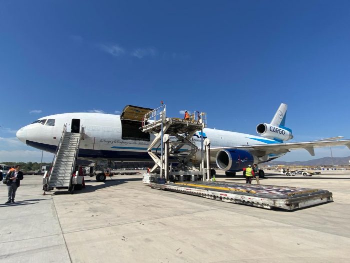 Llega a Chile vuelo con 70 toneladas de ayuda humanitaria proveniente de Bolivia