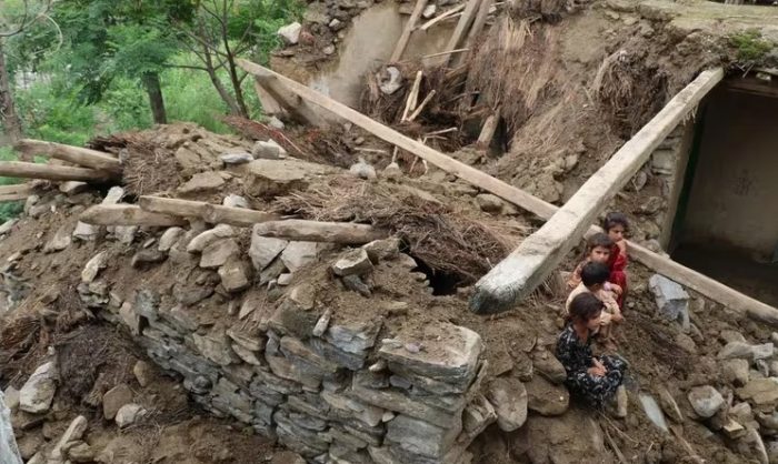 Derrumbamiento de tierra deja 25 muertos en este de Afganistán