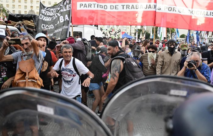 Bullrich confirma dos chilenos detenidos por protestas en Argentina y anuncia que pedirá expulsión