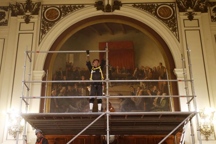 MAC UChile restaura emblemática pintura en ex Congreso Nacional