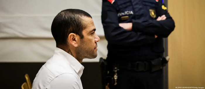 Dani Alves queda en libertad bajo fianza de un millón de euros tras sentencia por violación