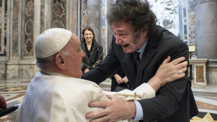 Javier Milei visita y abraza al papa Francisco