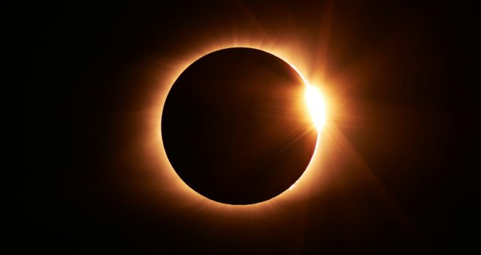 Aerolínea ofrece vuelo para vivir eclipse solar total a 30 mil pies de altura
