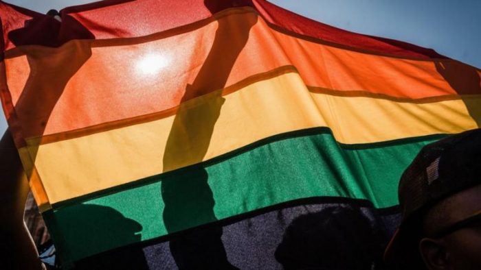 Parlamento de Ghana aprueba ley que penaliza con cárcel a quien se identifique como persona LGBTQ+