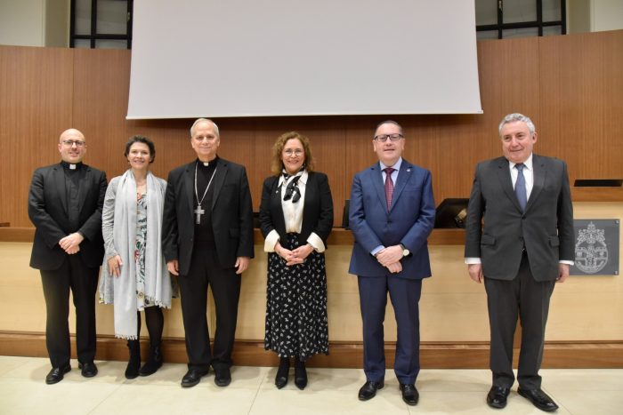 Realizan exposición que conmemora dos siglos de relación entre Chile y el Vaticano