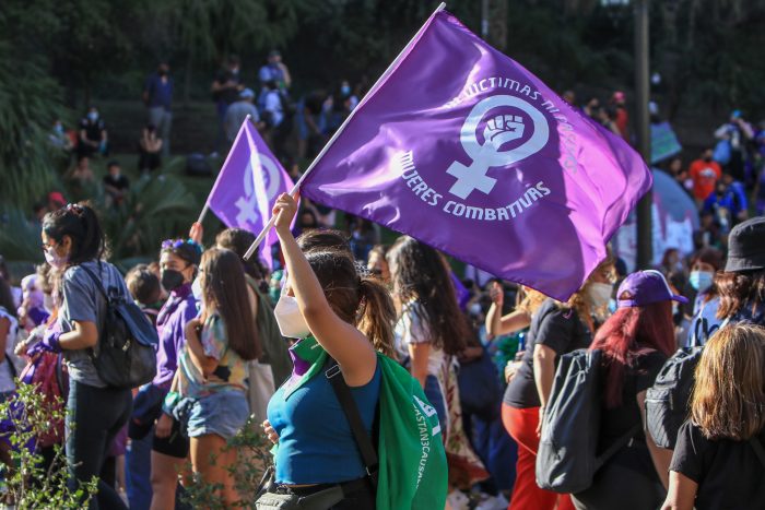 “Sacar a tu hija del feminismo”: la conferencia que generó polémica por su carácter antifeminista