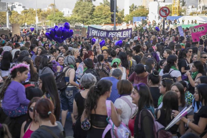Solo el 32% de las mujeres se identifica con el movimiento feminista en Chile