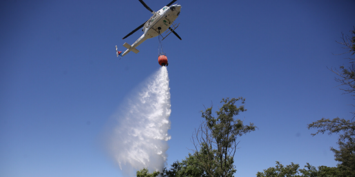 Aviones y helicópteros que combaten incendio forestal en Tirúa fueron atacados a tiros