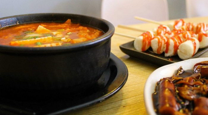 Platos ricos, porciones generosas y harto K-pop: el restaurante coreano que conquista en Patronato