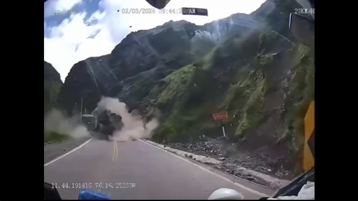 Dos camiones terminan destrozados en Perú tras desprendimiento de rocas en carretera cerca de Lima