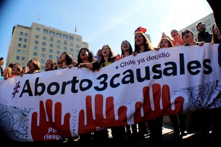 Aborto en tres causales: aprueban resolución que pide defensa irrestricta a la legislación