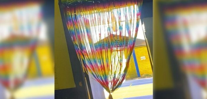 Acusan a docente de “imponer su tendencia homosexual” tras decorar sala con cortina de colores