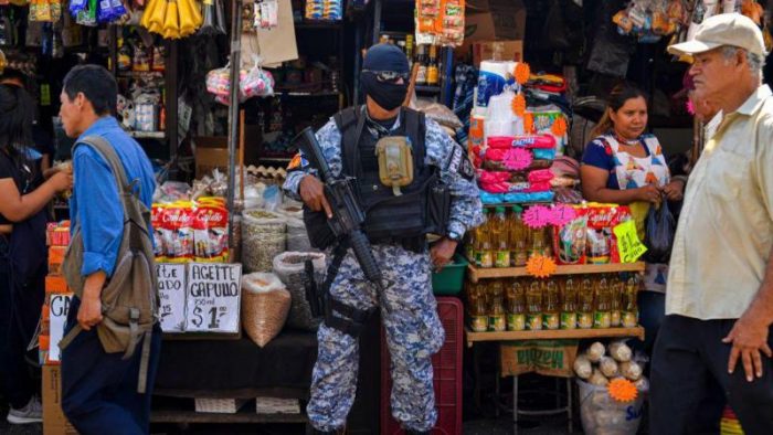 Qué efectos económicos está teniendo en El Salvador la “guerra” de Bukele contra las pandillas