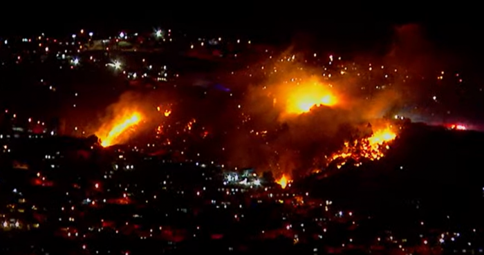 Incendio en Cerro Cordillera afectó entre 15 a 40 viviendas: investigan si bengala inició siniestro