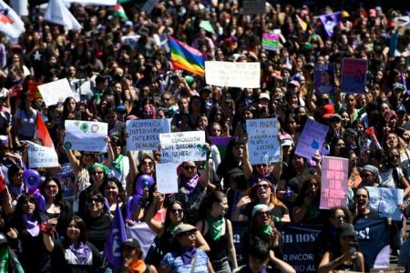 8M: masivas marchas en Santiago y regiones marcan Día Internacional de la Mujer