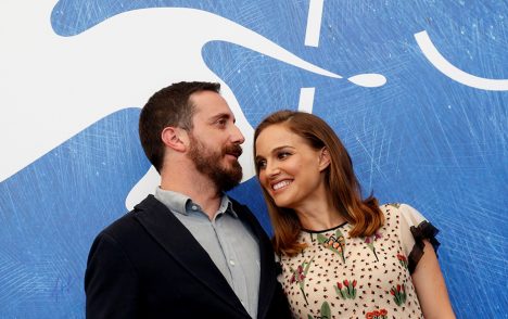 "El amor llegó al set": reportan que Pablo Larraín y Natalie Portman tienen un romance