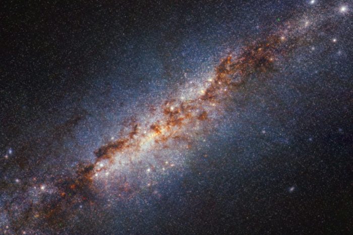 Astrónomos chilenos captan el explosivo nacimiento de estrellas en la galaxia M82