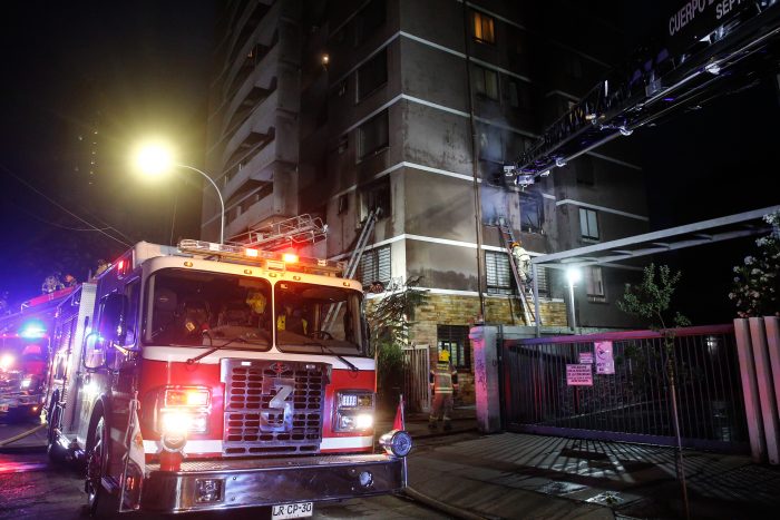 Incendio se registró en la comuna de Santiago: obligó a la evacuación de residentes