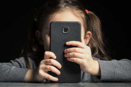 ¿La exposición a dispositivos digitales empeora la salud mental en niños, niñas y adolescentes?