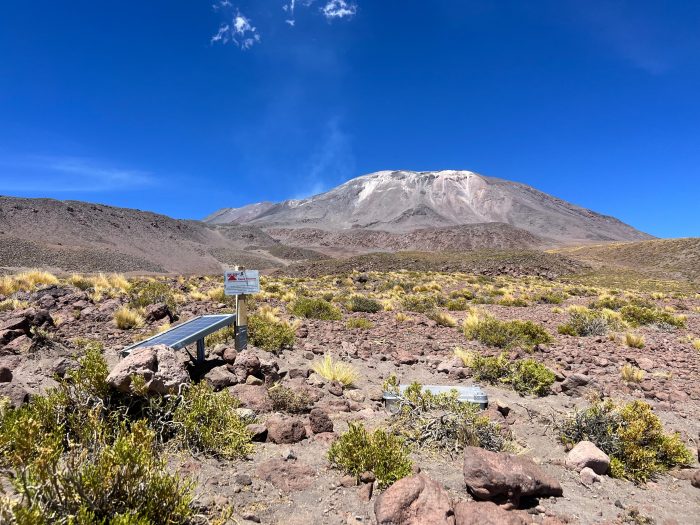 Volcanóloga estudia la “personalidad” del volcán más activo del norte de Chile