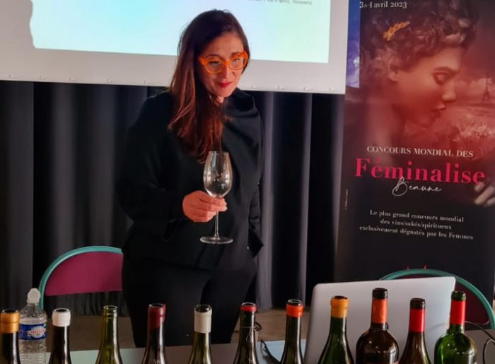 Sommelier chilena hace masterclass sobre vinos de pequeños productores chilenos en Francia