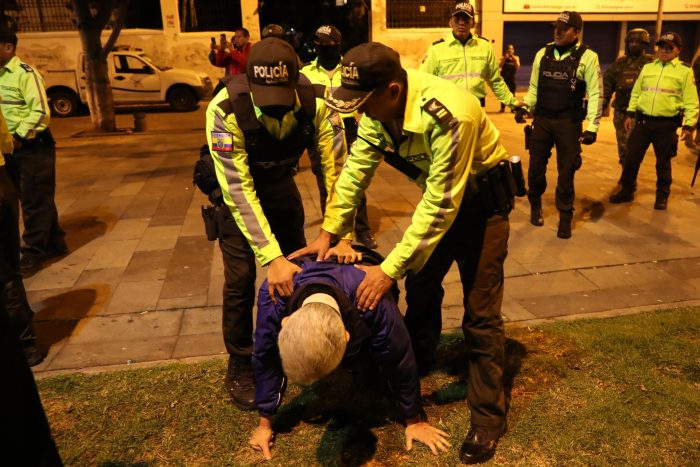 Policías ecuatorianos invaden embajada mexicana y Amlo rompe relaciones diplomáticas
