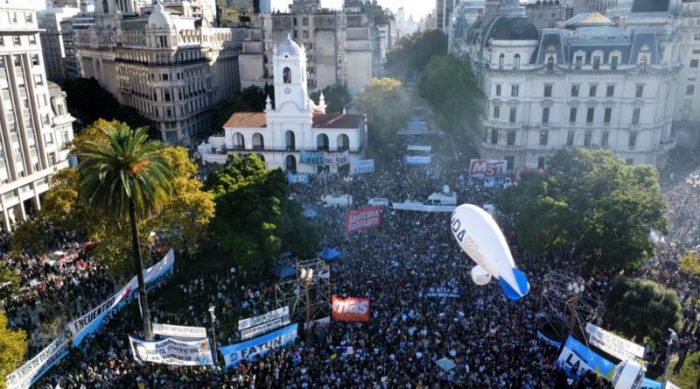 Masivas protestas en Argentina contra los recortes a la educación superior del gobierno de Milei