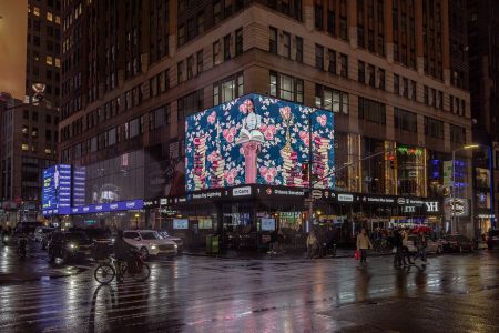 Artista chilena exhibió obra digital en cruce de calles de Nueva York