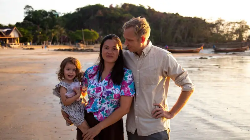 La creativa solución de un grupo de padres que se unió para no sacrificar su deseo de viajar