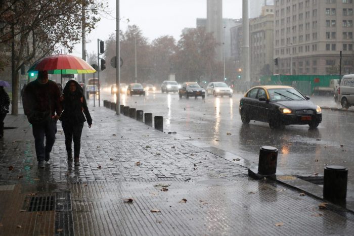 Lluvia en Santiago esta semana: horarios de mayor intensidad para hoy y comunas más afectadas