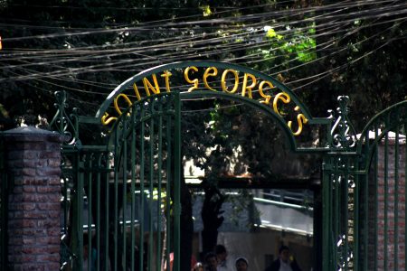 Saint George's apela fallo que ordena cancelar matrícula a alumnos que editaron fotos de compañeras