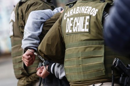 12 carabineros detenidos: cohecho, apremios ilegítimos, hurto, tráfico de drogas y detención ilegal