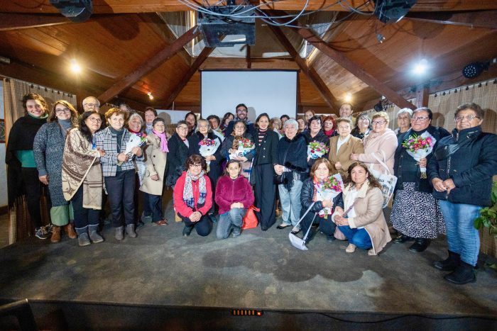 Bordadoras de Isla Negra reciben reconocimiento por obra que representa a Chile en Bienal de Venecia