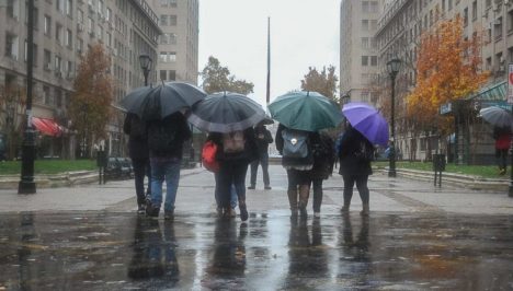 A causa del sistema frontal: revisa las comunas que suspendieron sus clases