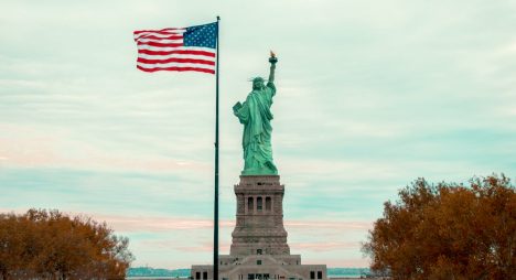 PIB de EE.UU. se desacelera a 2,1% en 2025 y crece solo 0,1% en último trimestre