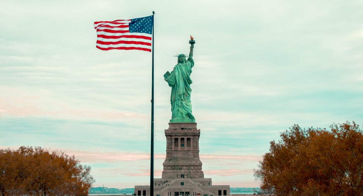 PIB de EE.UU. se desacelera a 2,1% en 2025 y crece solo 0,1% en último trimestre