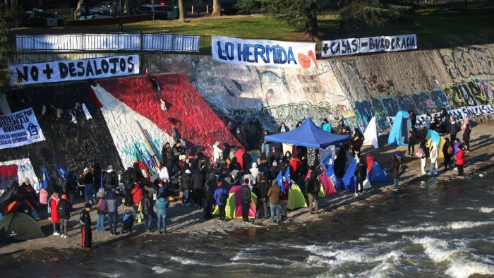 Pobladores de Lo Hermida acampan a la orilla del Mapocho para protestar contra la crisis de vivienda