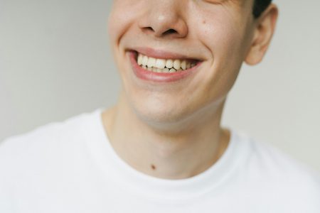El “mewing”: Una tendencia viral con serias consecuencias para la salud dental