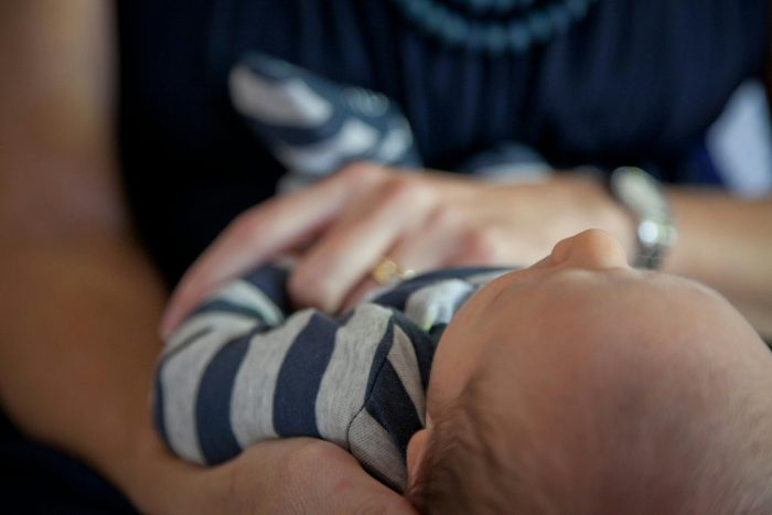 Parlamentarios presentarán proyecto de ley que extiende el postnatal a 12 meses