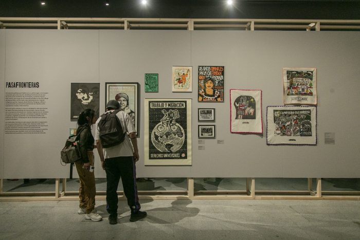 “Re vueltas Gráficas”, la exposición que recupera obras de movimientos sociales latinoamericanos