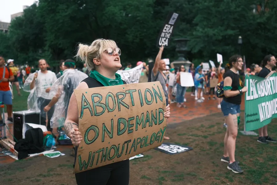Los dos años del fin de la protección al aborto en EE.UU.: caos, terror y retroceso
