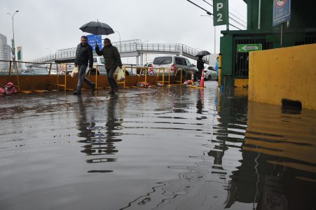 Balance tras lluvias en Santiago: dos mil afectados y tres esteros desbordados