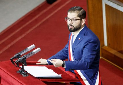 Aborto legal: La tensión que desató Boric con la oposición y sectores oficialistas por gesto al 30%