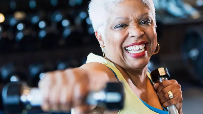 Por qué al hacernos mayores tenemos que centrarnos en ganar músculo más que en perder peso