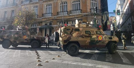 Intento de golpe en Bolivia: tanqueta militar entra a la fuerza en palacio de gobierno