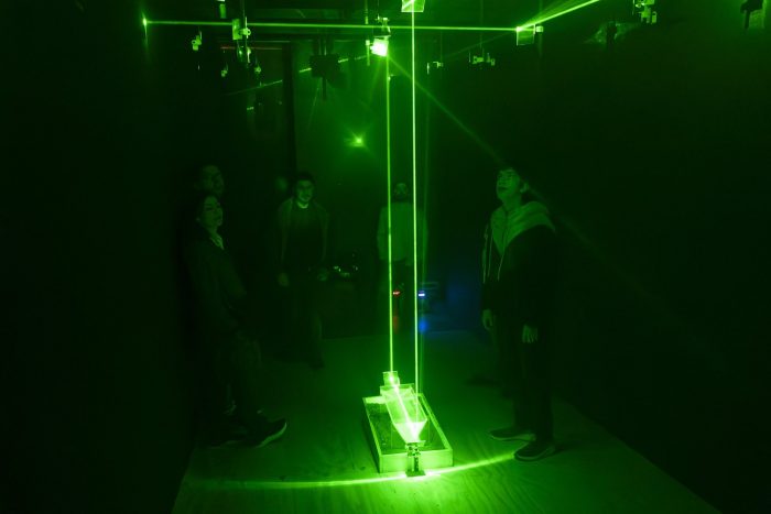 Chilenas lideran original exhibición de física cuántica y arte lumínico